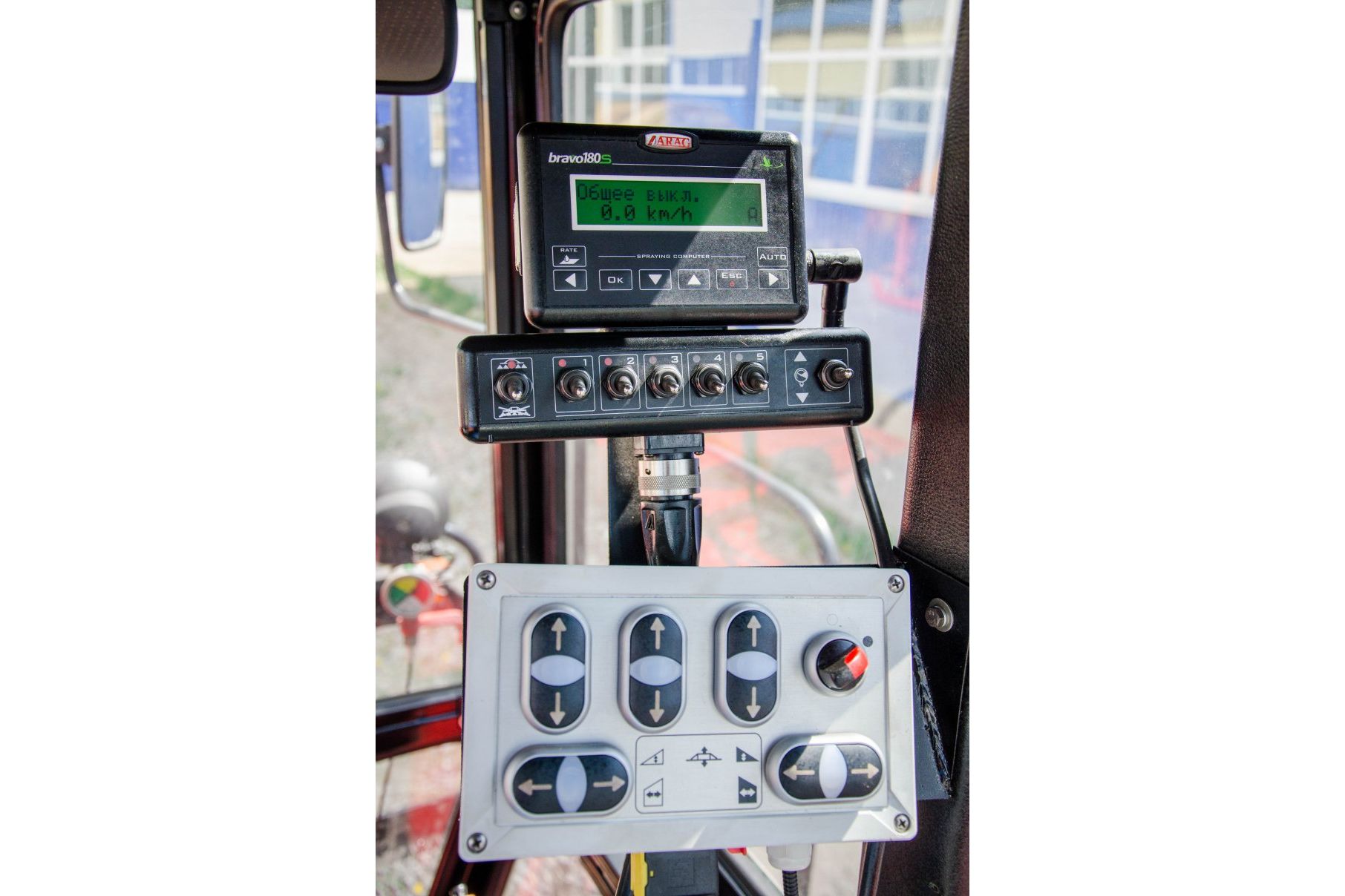 Панель управления ARAG Bravo 180S в кабине опрыскивателя БЛ-3000